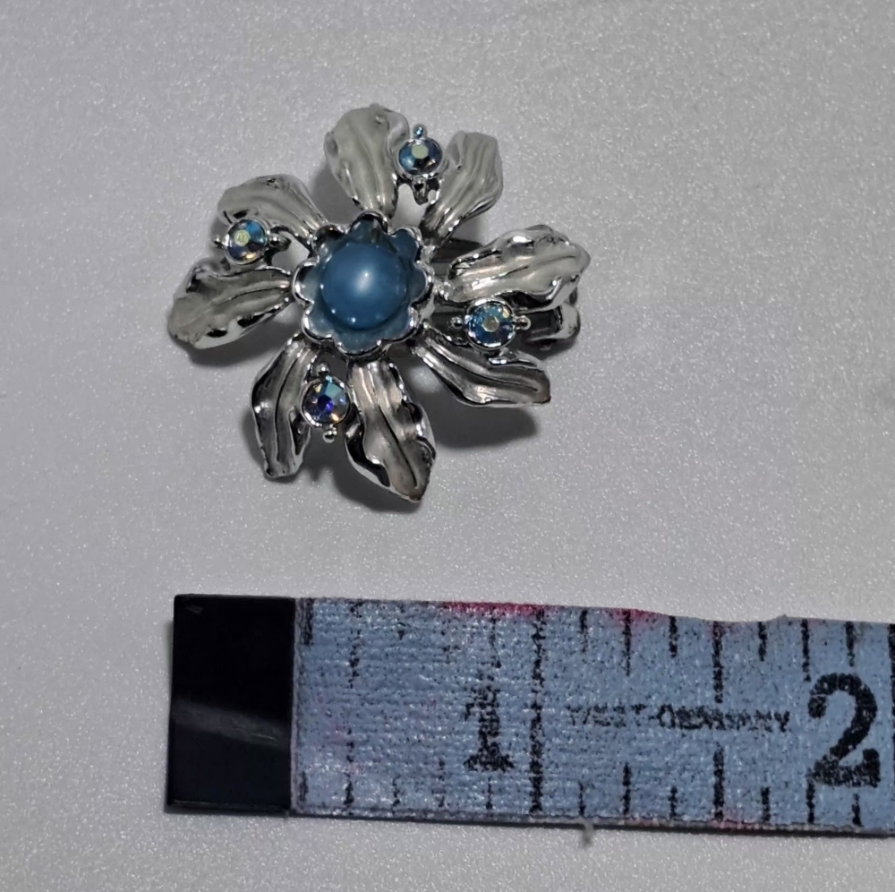 Vintage Silver Tone Rhinestone Clip On Earrings - Picture 3 of 3